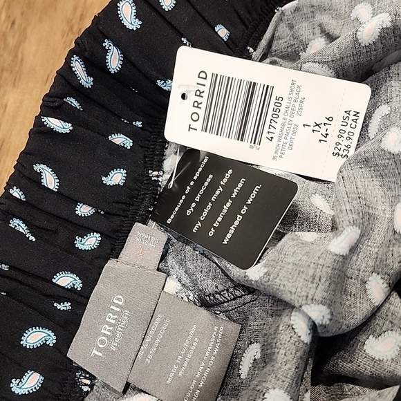 Torrid - 3.5 Inch Challis Short in Petite Paisley Deep Black & White - Picture 5 of 12